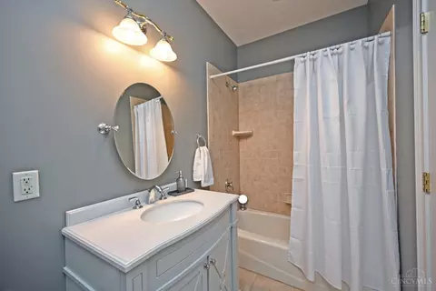 Bath - 3662 Cooper Rd, Blue Ash, OH 45241 photo 4 of 8