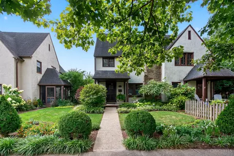 6617 Chestnut St, Mariemont, OH 45227