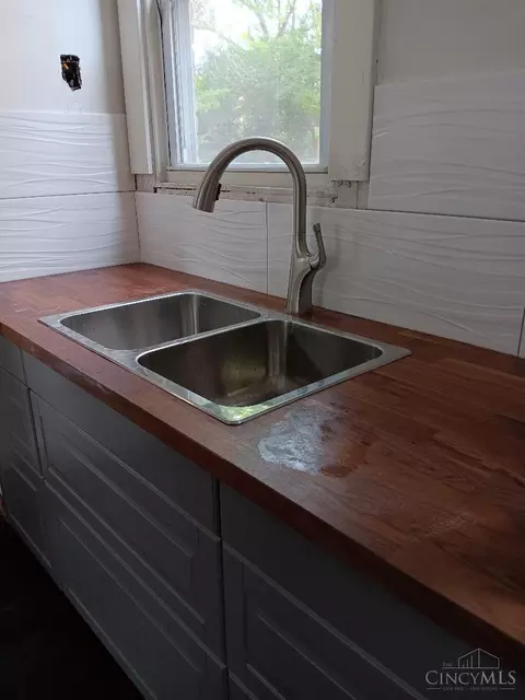 Kitchen - 1013 Del Monte St, Cincinnati, OH 45205 photo 1 of 1
