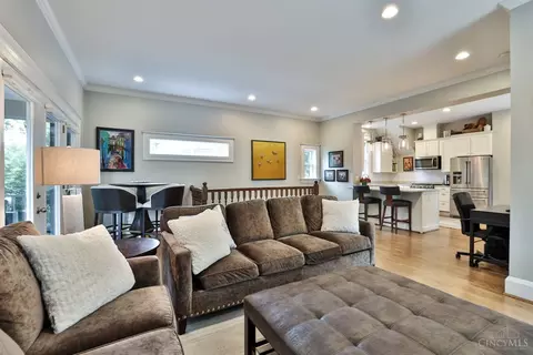 Living - 3615 Shaw Ave, Cincinnati, OH 45208 photo 4 of 7