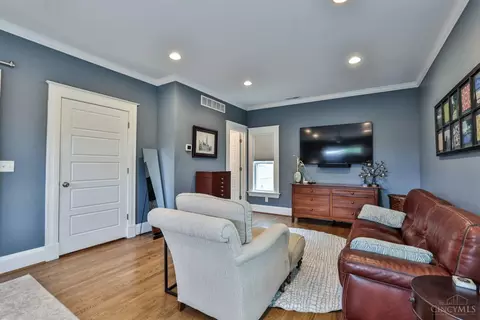 Living - 3615 Shaw Ave, Cincinnati, OH 45208 photo 7 of 7