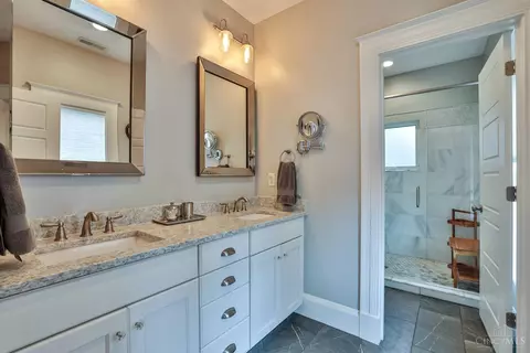 Bath - 3615 Shaw Ave, Cincinnati, OH 45208 photo 1 of 6