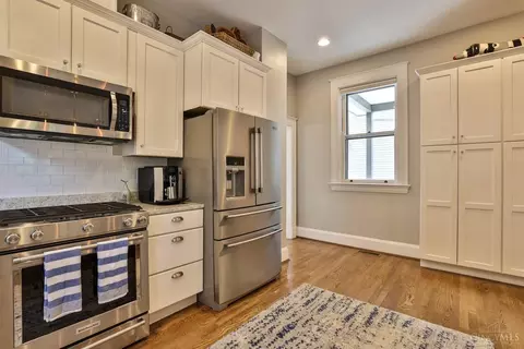 Kitchen - 3615 Shaw Ave, Cincinnati, OH 45208 photo 2 of 5