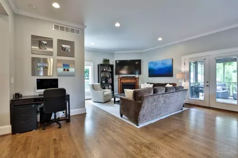 Living - 3615 Shaw Ave, Cincinnati, OH 45208 photo 2 of 7