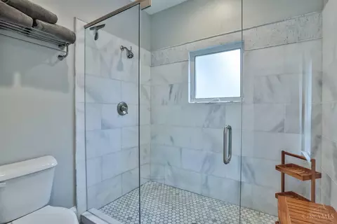 Bath - 3615 Shaw Ave, Cincinnati, OH 45208 photo 2 of 6