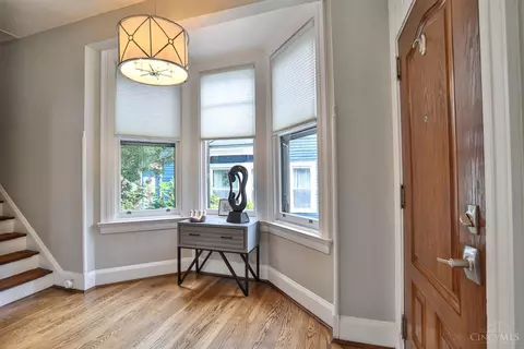 Entry Way - 3615 Shaw Ave, Cincinnati, OH 45208 photo 2 of 8