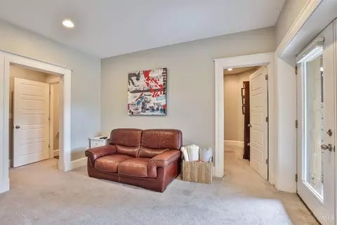 Entry Way - 3615 Shaw Ave, Cincinnati, OH 45208 photo 6 of 8