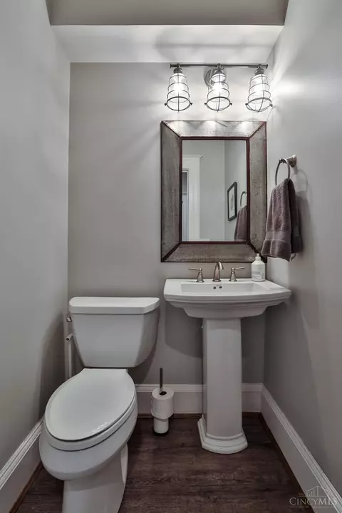 Bath - 3615 Shaw Ave, Cincinnati, OH 45208 photo 4 of 6