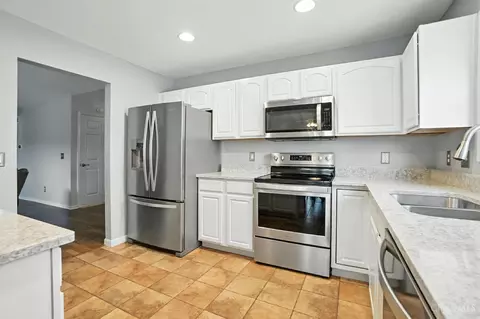 Kitchen - 5320 Man O War Dr, Morrow, OH 45152 photo 4 of 5