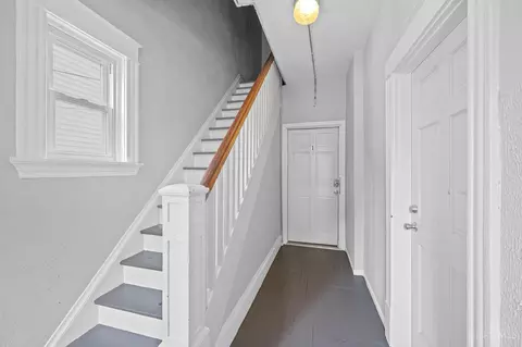 Entry Way - 1230 Manss Ave, Cincinnati, OH 45205 photo 2 of 4