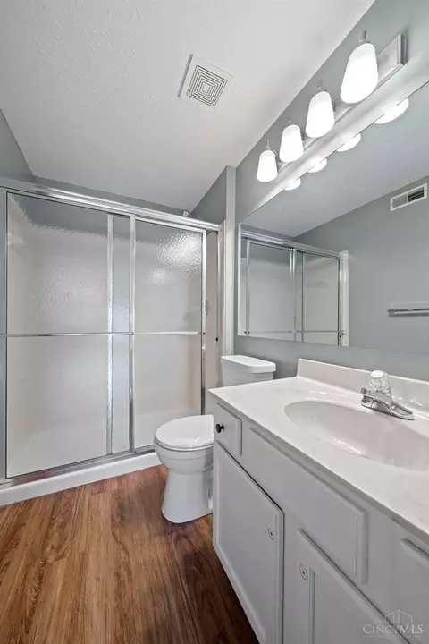 Bath - 801 Southmeadow Cir, Cincinnati, OH 45231 photo 2 of 2