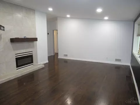 Living - 8608 Long Ln, Cincinnati, OH 45231 photo 2 of 3