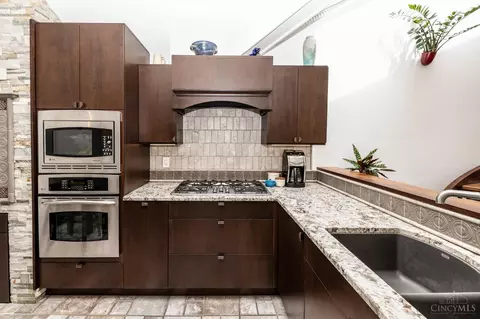 1052 Hatch St, Cincinnati, OH 45202 photo 8