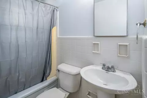 Bath - 3768 Darwin Ave, Cheviot, OH 45211 photo 2 of 3