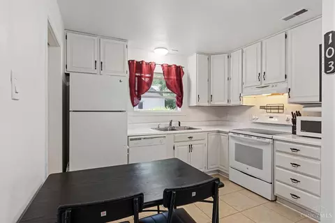 Kitchen - 103 Fox Dr, Mason, OH 45040 photo 2 of 3