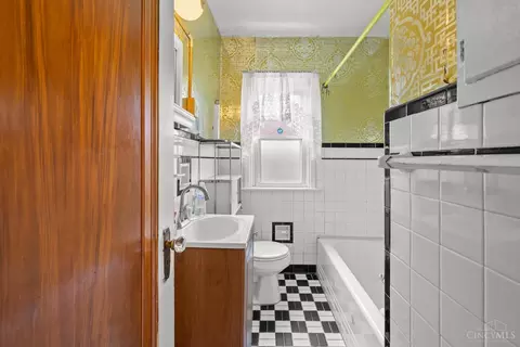 Bath - 3950 King Pl, Cincinnati, OH 45223 photo 1 of 2