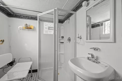 Bath - 3950 King Pl, Cincinnati, OH 45223 photo 2 of 2
