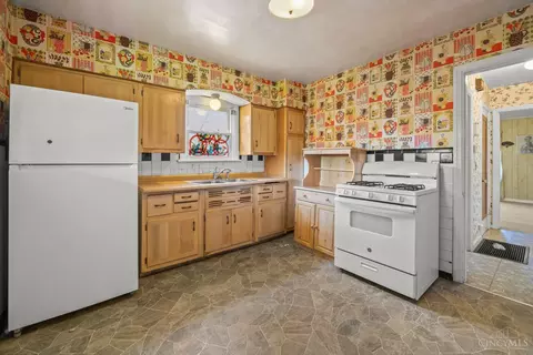 Kitchen - 3950 King Pl, Cincinnati, OH 45223 photo 1 of 3