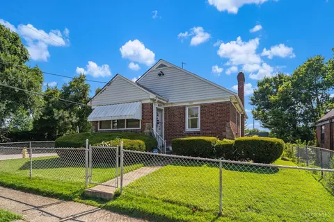 Exterior - 3950 King Pl, Cincinnati, OH 45223 photo 2 of 4