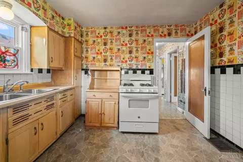 Kitchen - 3950 King Pl, Cincinnati, OH 45223 photo 2 of 3
