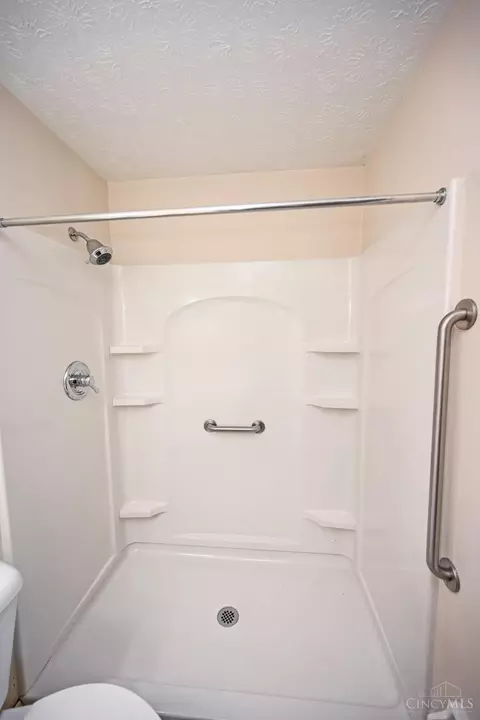 Bath - 8509 Plainfield Rd, Cincinnati, OH 45236 photo 3 of 4