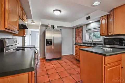 Kitchen - 1559 Springdale Rd, Cincinnati, OH 45231 photo 1 of 2