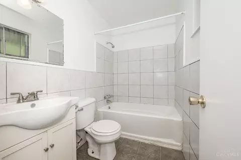 Bath - 8853 Planet Dr, Cincinnati, OH 45231 photo 2 of 3