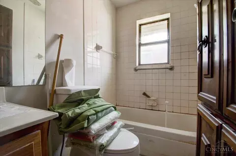 Bath - 4231 Myrtle Ave, Cincinnati, OH 45236 photo 2 of 3