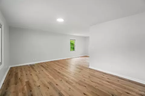 Living - 9530 Crestbrook Dr, Cincinnati, OH 45231 photo 3 of 4