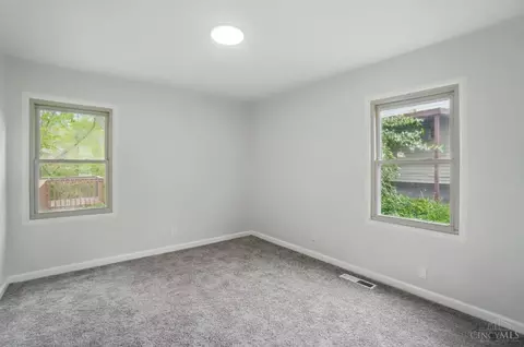 Bedroom - 9530 Crestbrook Dr, Cincinnati, OH 45231 photo 1 of 5
