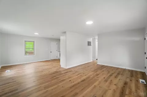 Living - 9530 Crestbrook Dr, Cincinnati, OH 45231 photo 2 of 4