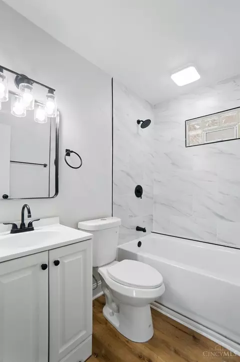 Bath - 9530 Crestbrook Dr, Cincinnati, OH 45231 photo 2 of 2