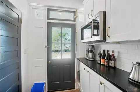 Entry Way - 3132 Bishop St, Cincinnati, OH 45220 photo 2 of 3