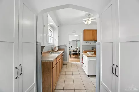 Entry Way - 4402 Simpson Ave, Cincinnati, OH 45227 photo 3 of 6