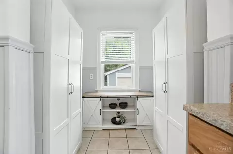 Entry Way - 4402 Simpson Ave, Cincinnati, OH 45227 photo 2 of 6