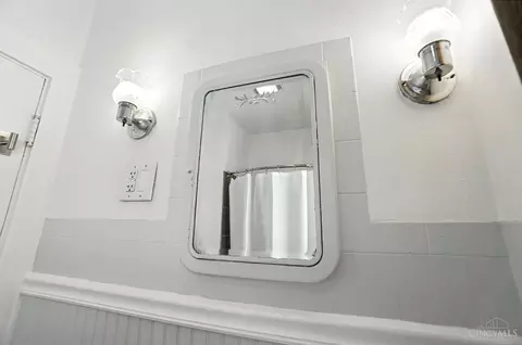 Bath - 4402 Simpson Ave, Cincinnati, OH 45227 photo 3 of 10