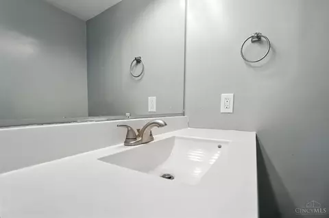 Bath - 4402 Simpson Ave, Cincinnati, OH 45227 photo 8 of 10