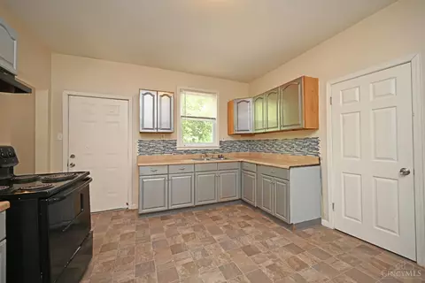 Kitchen - 1126 Cedar Ave, Cincinnati, OH 45224 photo 3 of 6