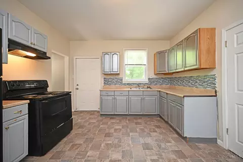 Kitchen - 1126 Cedar Ave, Cincinnati, OH 45224 photo 2 of 6