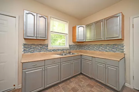 Kitchen - 1126 Cedar Ave, Cincinnati, OH 45224 photo 5 of 6