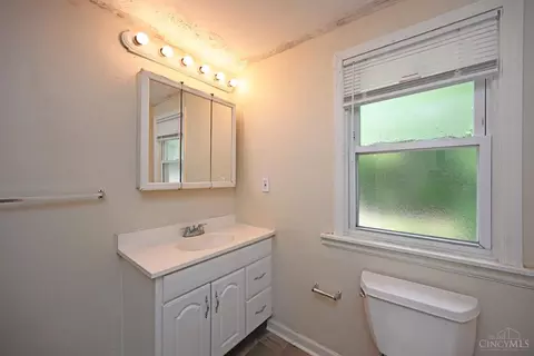 Bath - 1126 Cedar Ave, Cincinnati, OH 45224 photo 2 of 3