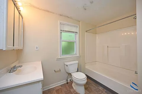 Bath - 1126 Cedar Ave, Cincinnati, OH 45224 photo 1 of 3