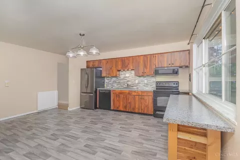 Kitchen - 4445 Delhi Rd, Cincinnati, OH 45238 photo 2 of 2
