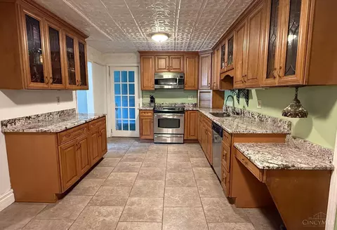 Kitchen - 527 Aldor Ln, Cincinnati, OH 45255 photo 1 of 2