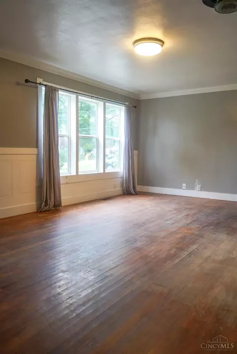 Living - 527 Aldor Ln, Cincinnati, OH 45255 photo 1 of 6