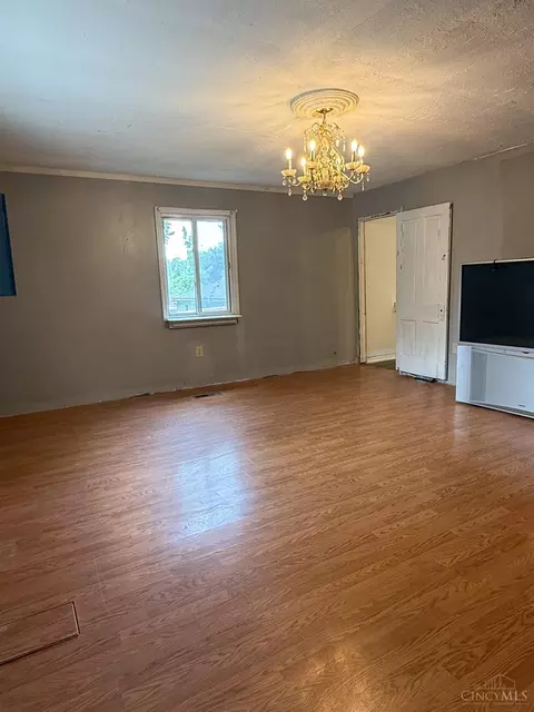 Living - 527 Aldor Ln, Cincinnati, OH 45255 photo 3 of 6