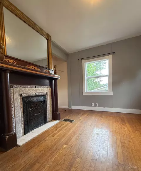 Living - 527 Aldor Ln, Cincinnati, OH 45255 photo 2 of 6