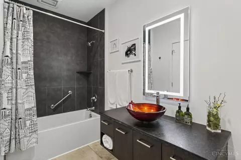 Bath - 981 Hatch St, Cincinnati, OH 45202 photo 6 of 7