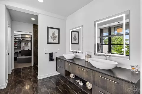 Bath - 981 Hatch St, Cincinnati, OH 45202 photo 1 of 7