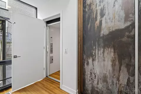 Entry Way - 981 Hatch St, Cincinnati, OH 45202 photo 5 of 8